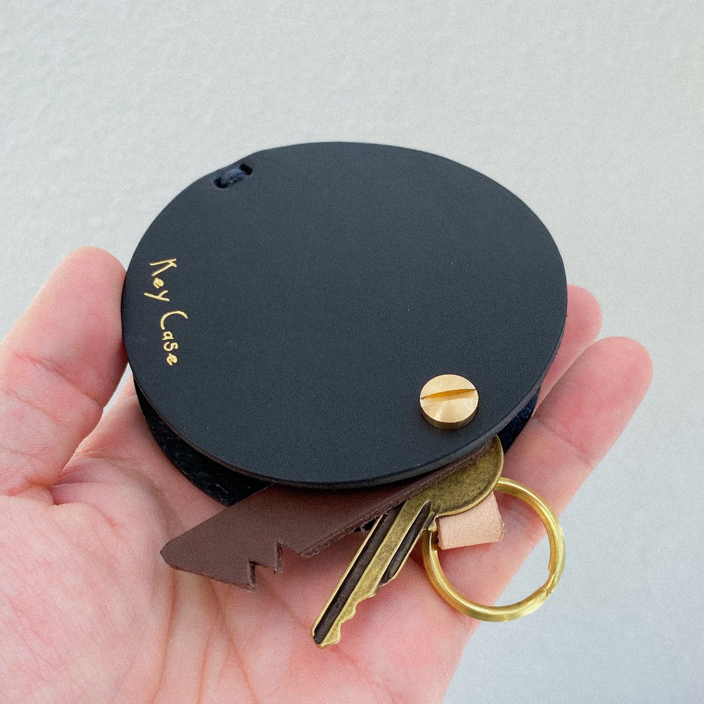 丸いフォルムの本革スマートキーケース《名入れ対応》