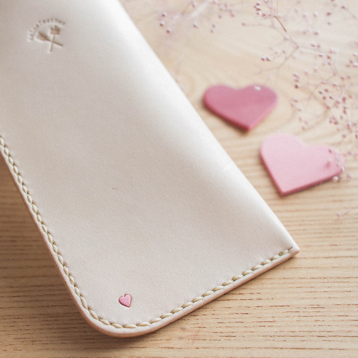 〔ハートデザイン〕カバンにかけれる本革のメガネケース・ヌメ革《名入れ対応》