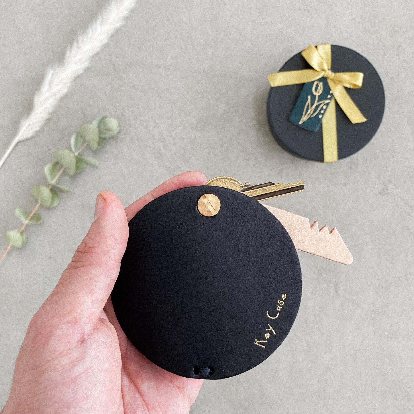 丸いフォルムの本革スマートキーケース《名入れ対応》