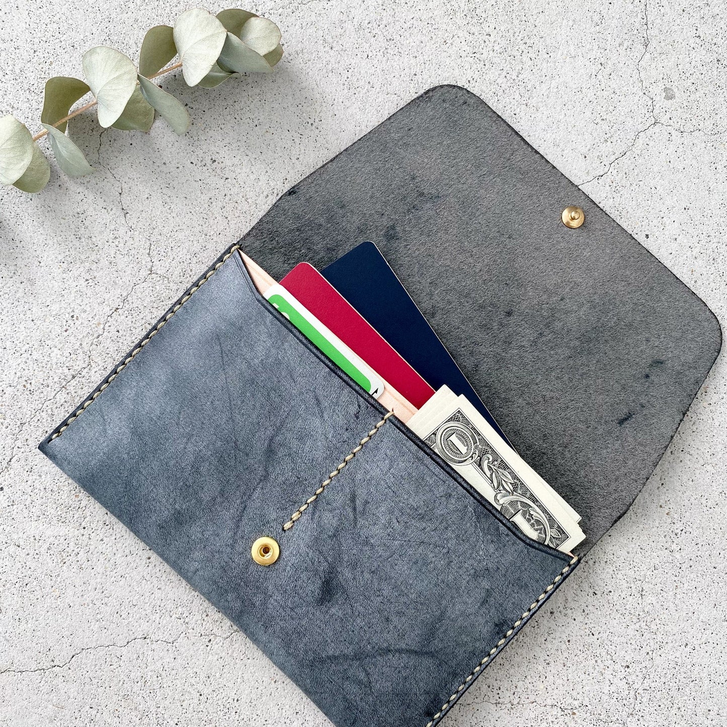 気まぐれレザーのパスポートケース《名入れ対応》