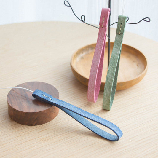 気まぐれレザーのストラップ ・青空色《名入れ・送料無料》