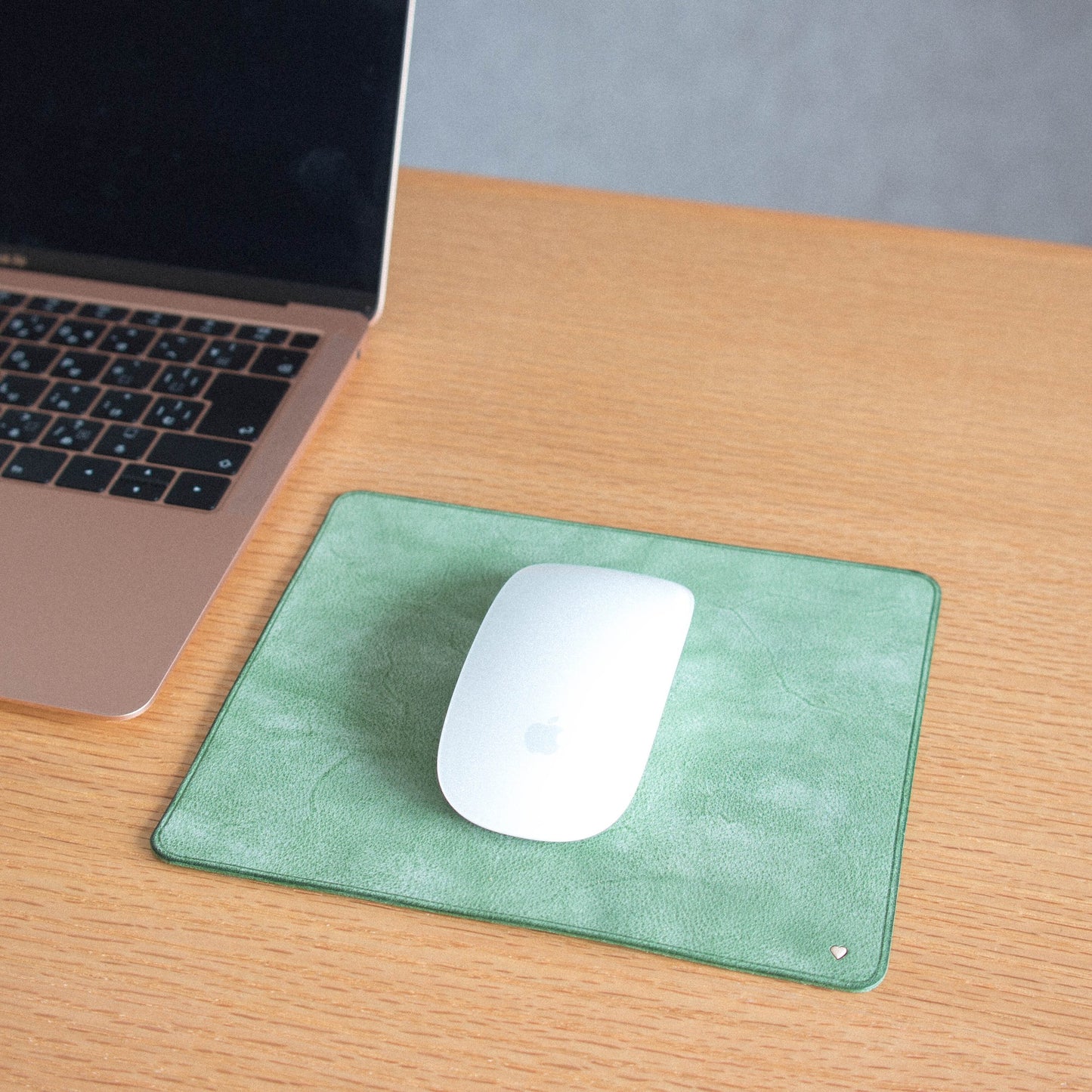 〔ハートデザイン♪〕気まぐれレザーのマウスパッド・若草色　<名入れ対応>