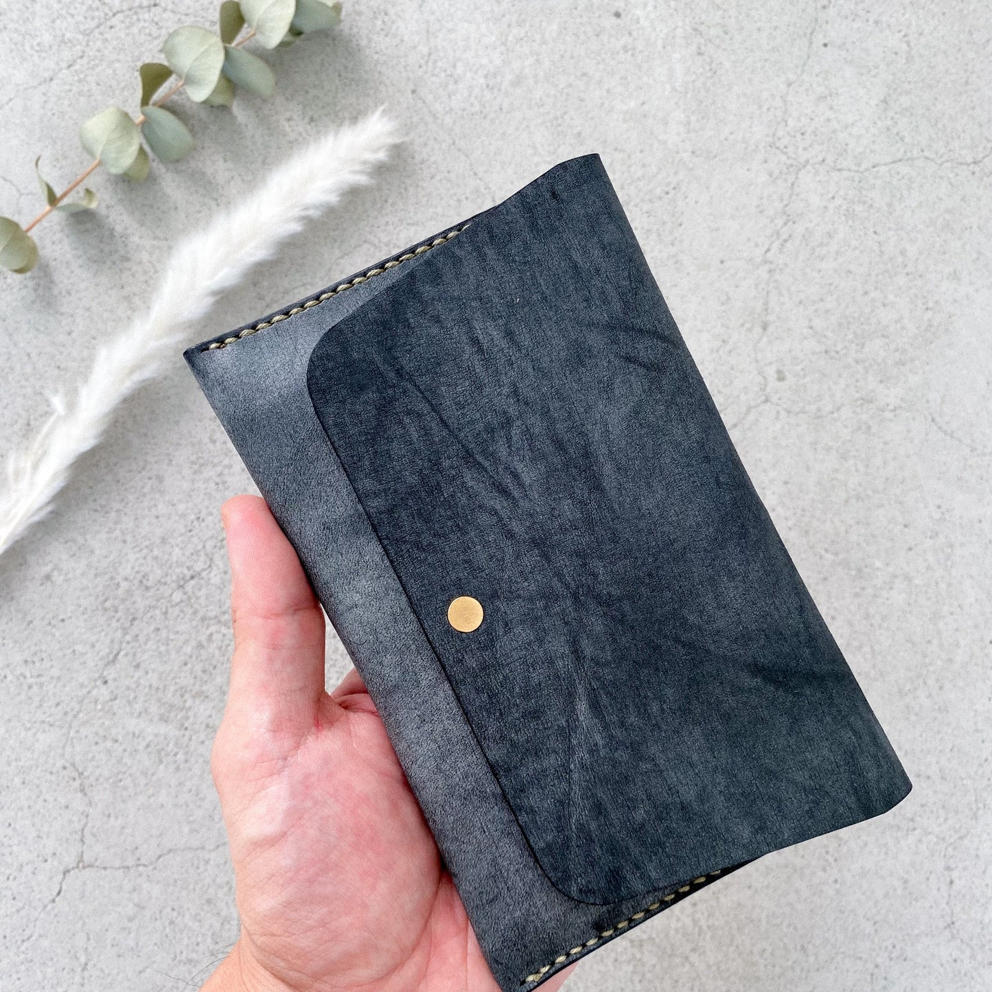 気まぐれレザーのパスポートケース《名入れ対応》