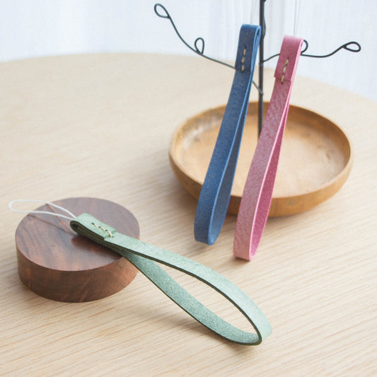 気まぐれレザーのストラップ ・若草色《名入れ・送料無料》