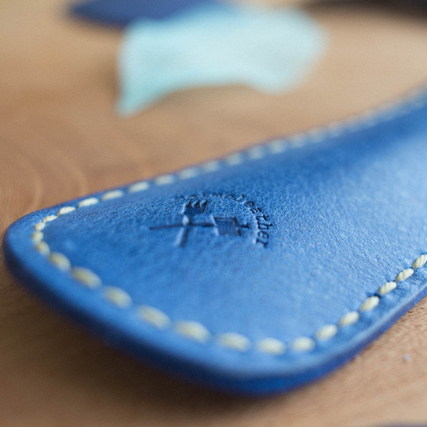 〔父の日ギフトに♪〕気まぐれレザーの靴べら・青空色《名入れ対応・送料無料》