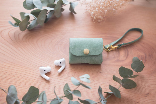 気まぐれレザーのAirpods Proケース・若草色《名入れ対応》