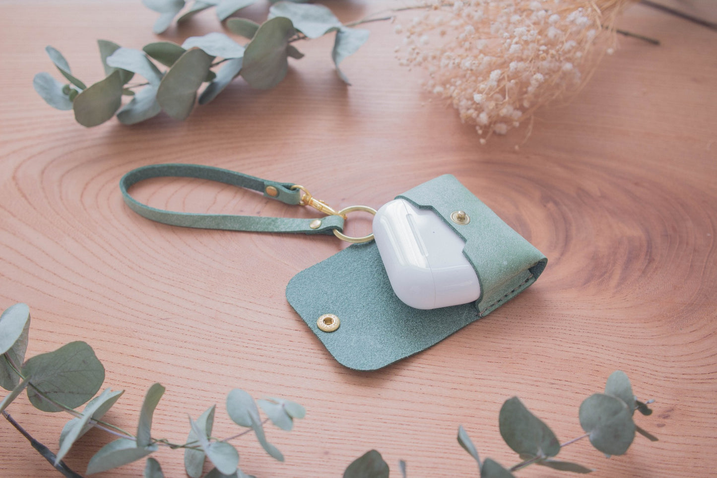 気まぐれレザーのAirpods Proケース・若草色《名入れ対応》