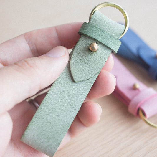気まぐれレザーのシンプルキーホルダー　若草色 《名入れ対応》