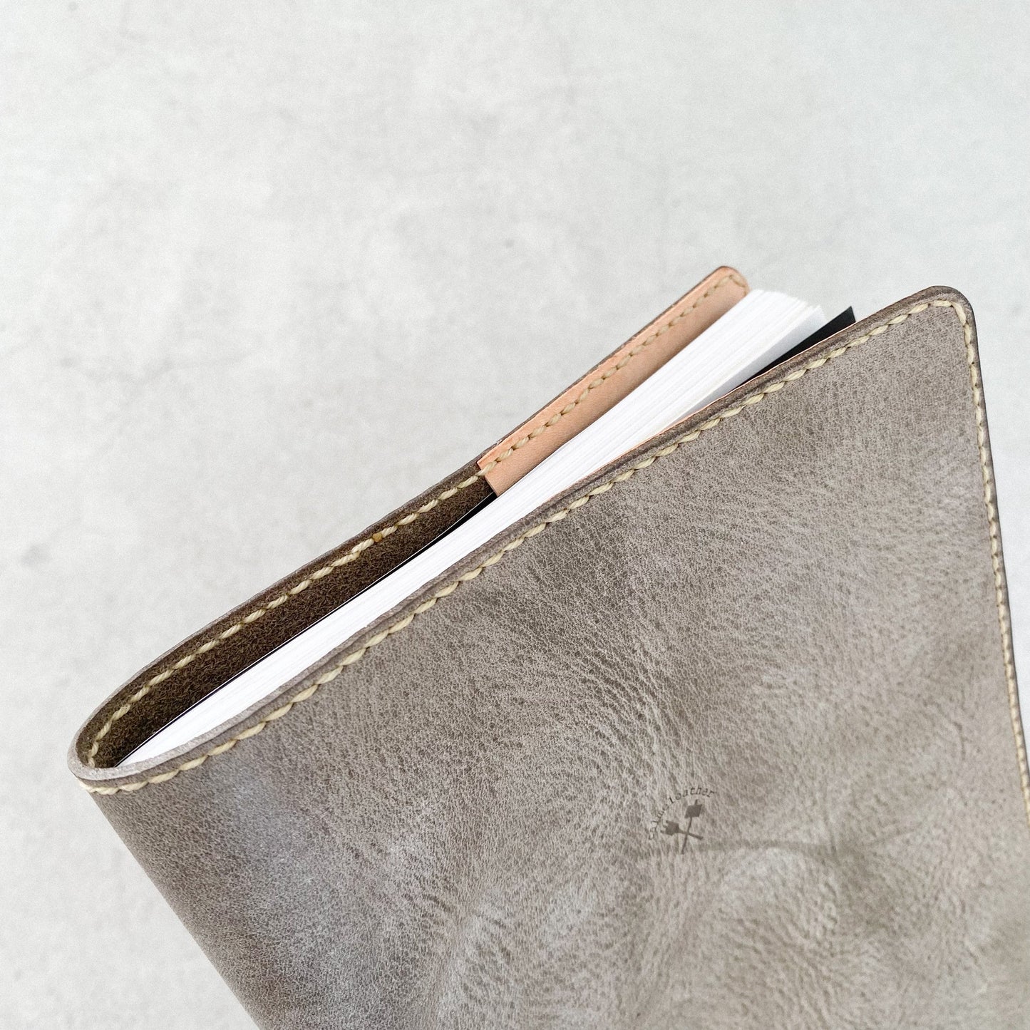 気まぐれレザーのA5サイズ手帳カバー・グレー《名入れ対応》