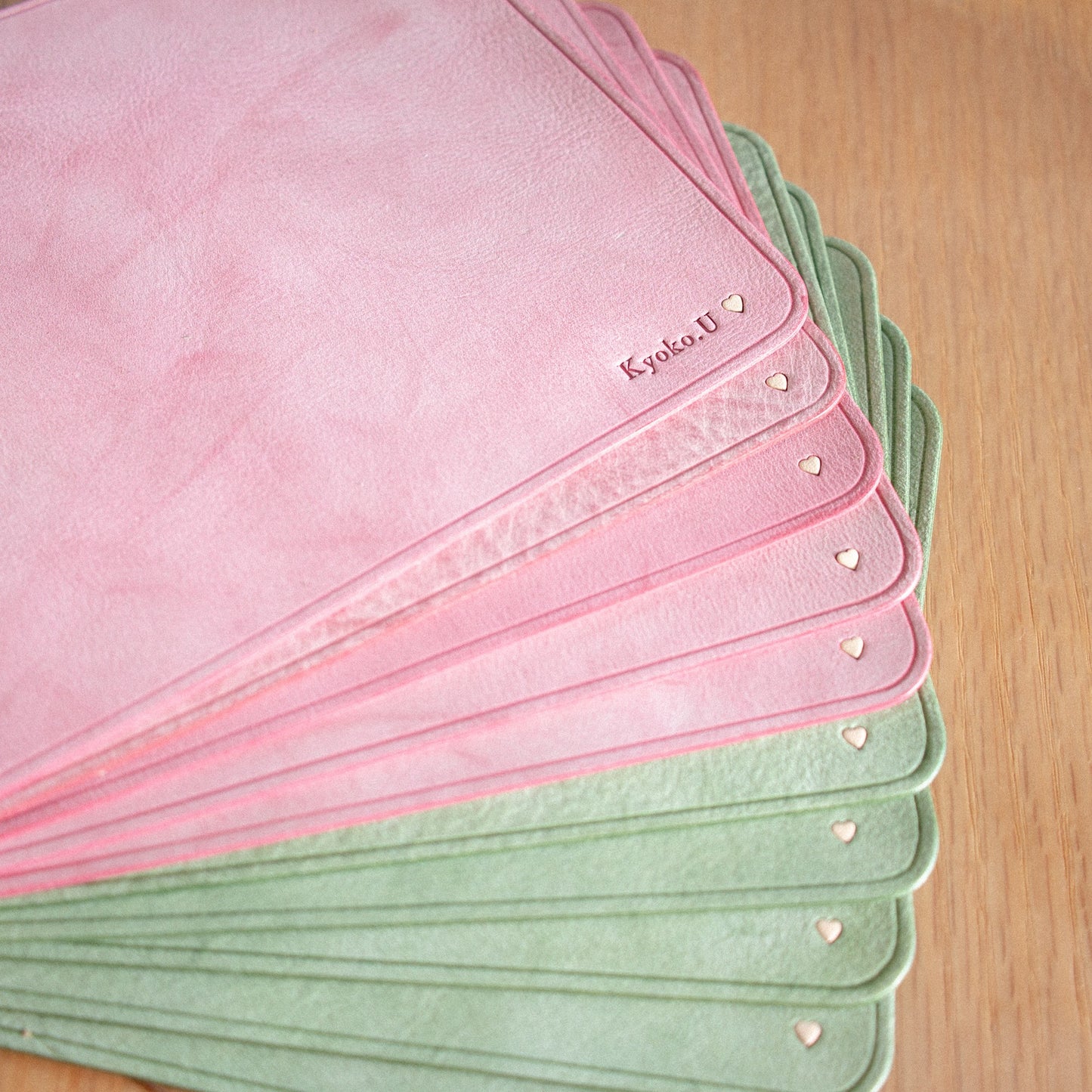 〔ハートデザイン♪〕気まぐれレザーのマウスパッド・若草色　<名入れ対応>