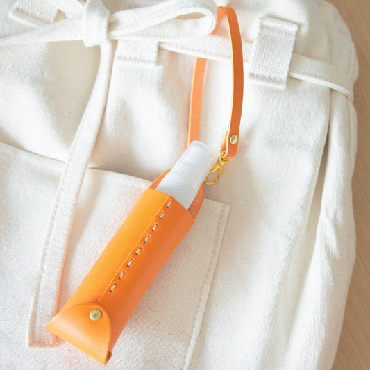 可愛く持ち運べる本革スプレーボトルケース・オレンジ《名入れ対応》