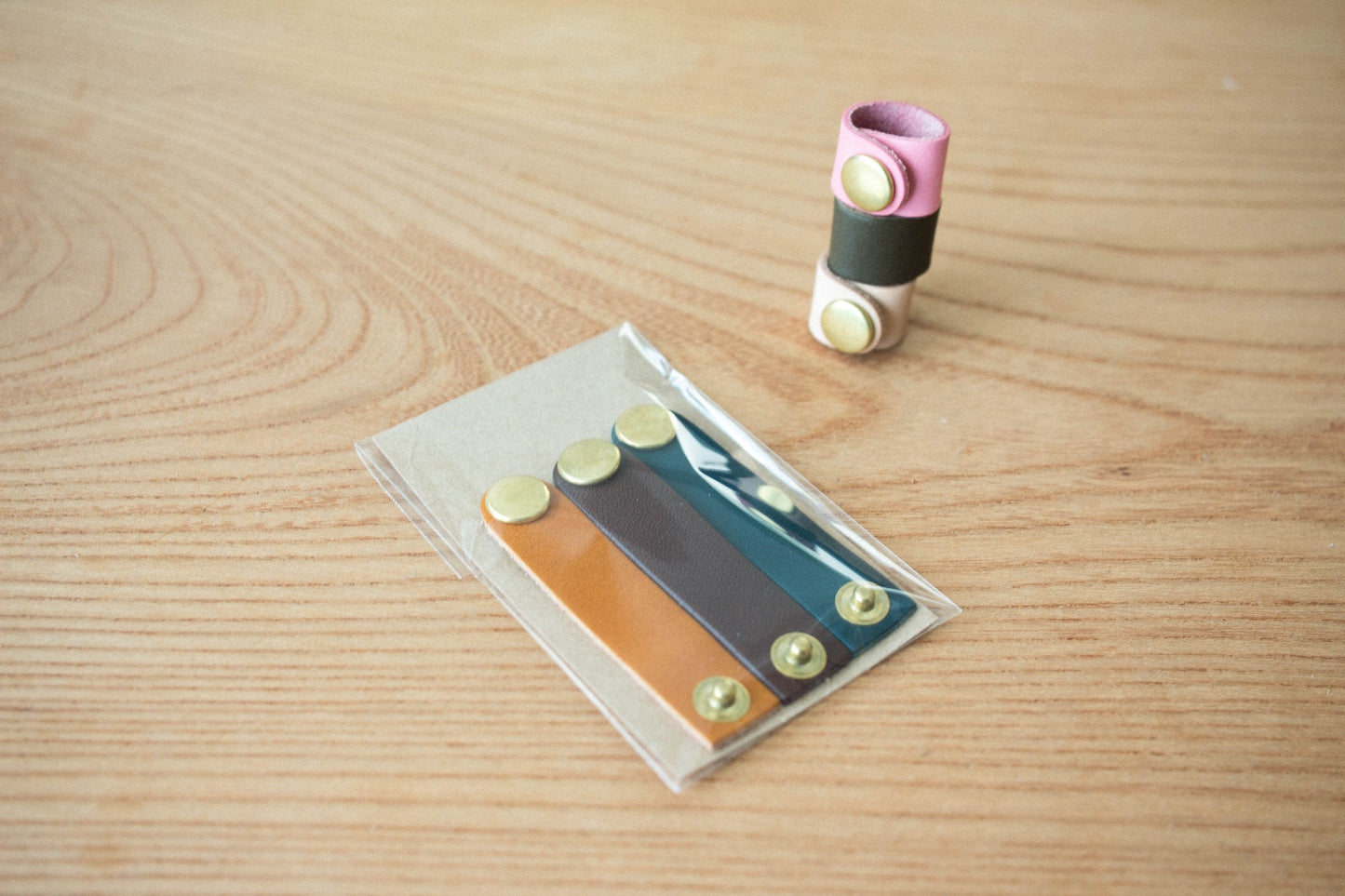 【３点セット】カラフルレザーのころころコードホルダー《名入れ・送料無料》