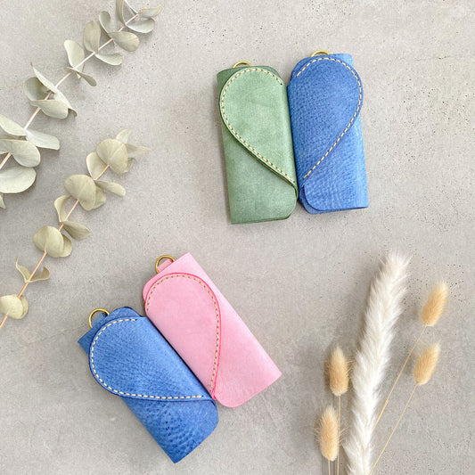 お揃いで使いたい ハートデザインのペアキーケース・気まぐれレザー《名入れ対応》