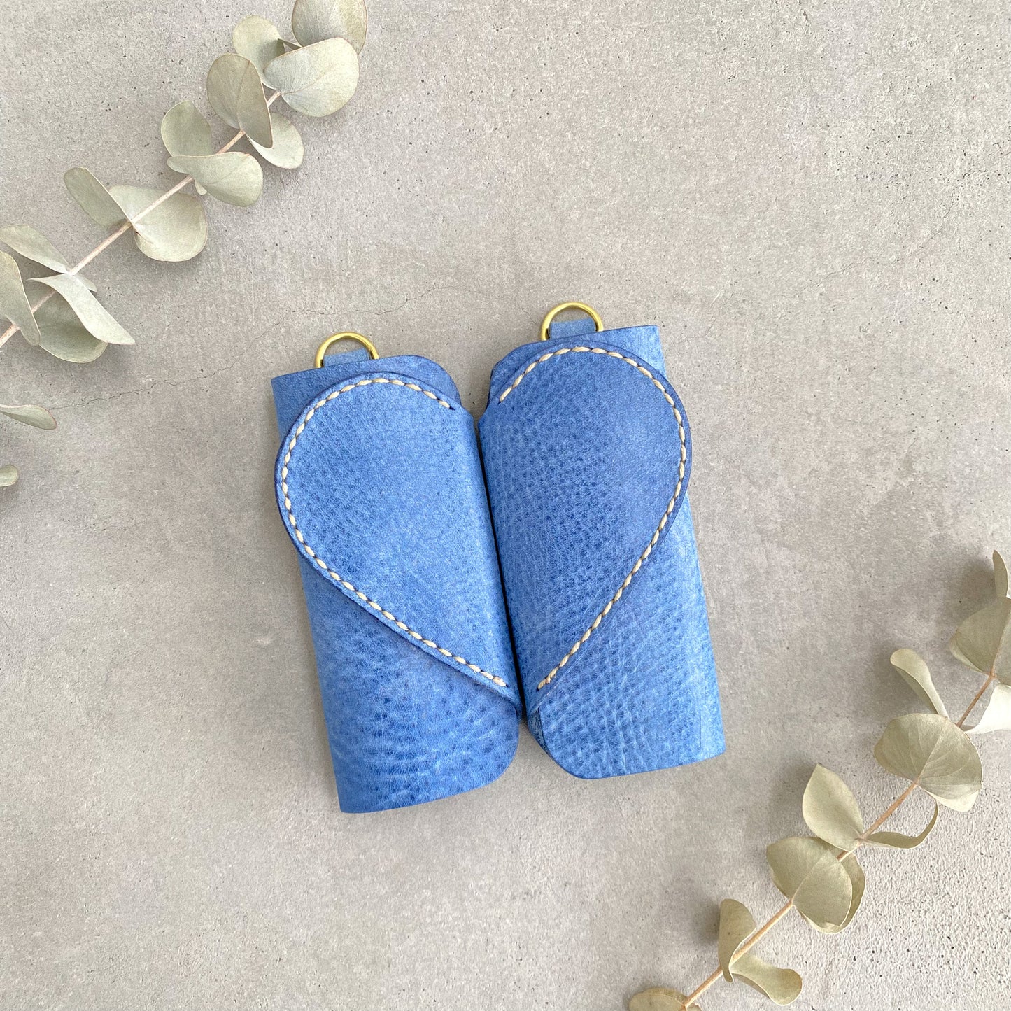 お揃いで使いたい ハートデザインのペアキーケース・気まぐれレザー《名入れ対応》