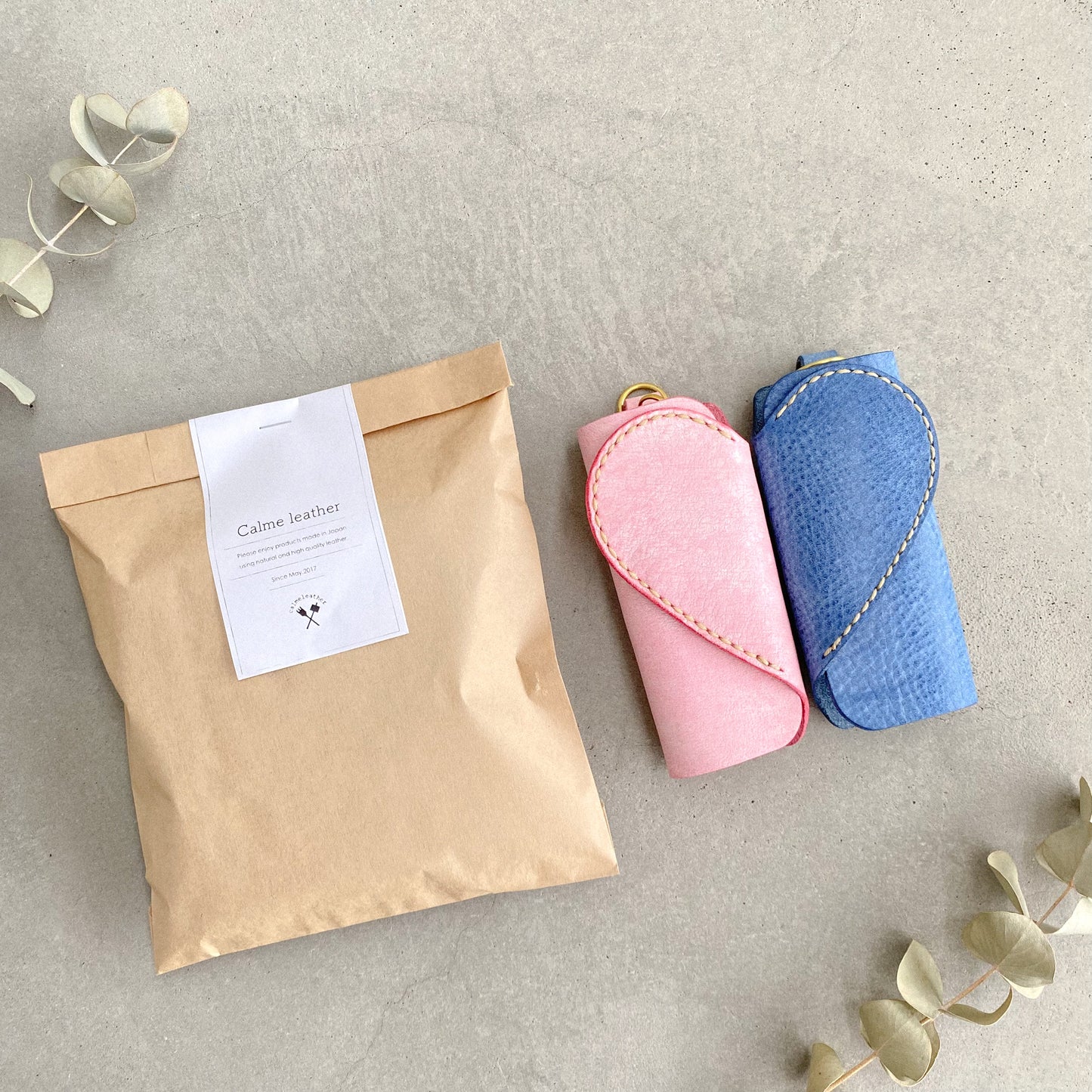 お揃いで使いたい ハートデザインのペアキーケース・気まぐれレザー《名入れ対応》