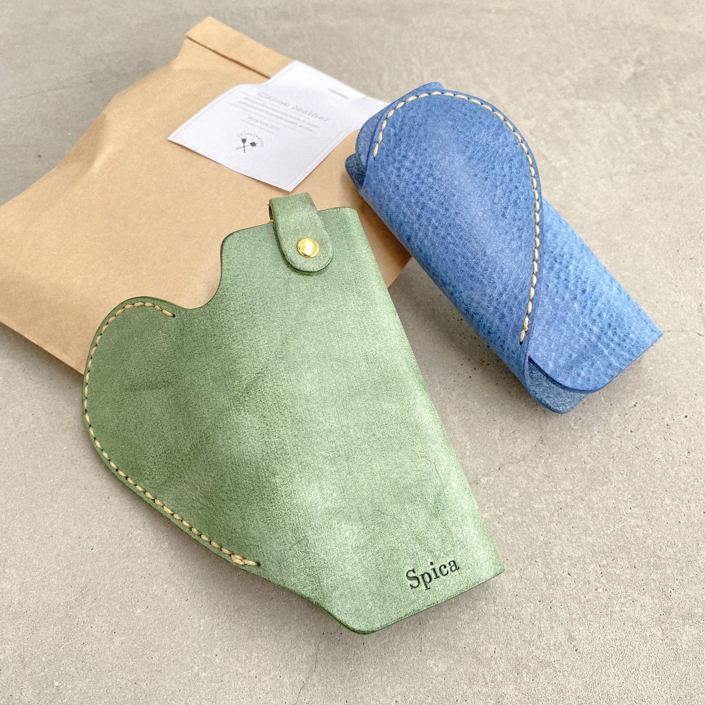 お揃いで使いたい ハートデザインのペアキーケース・気まぐれレザー《名入れ対応》