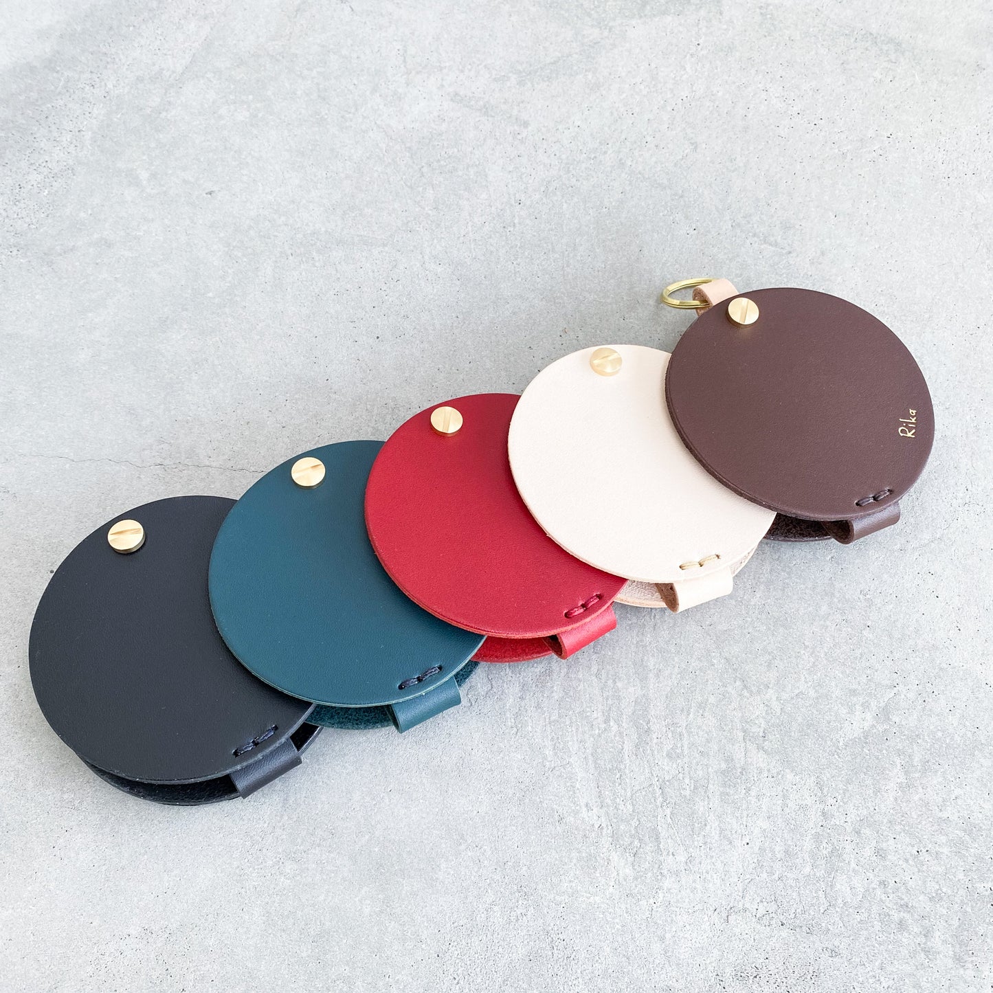 丸いフォルムの本革スマートキーケース《名入れ対応》