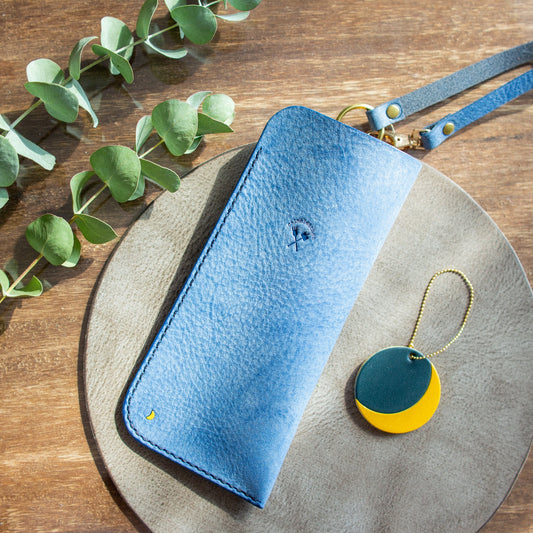 〔三日月デザイン〕気まぐれレザーのメガネケース・青空色　《名入れ対応》