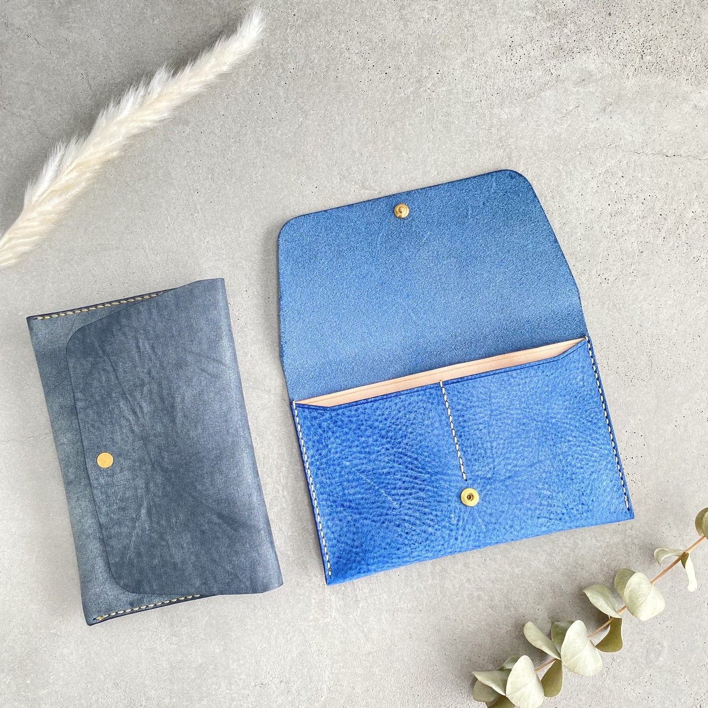 気まぐれレザーのパスポートケース《名入れ対応》