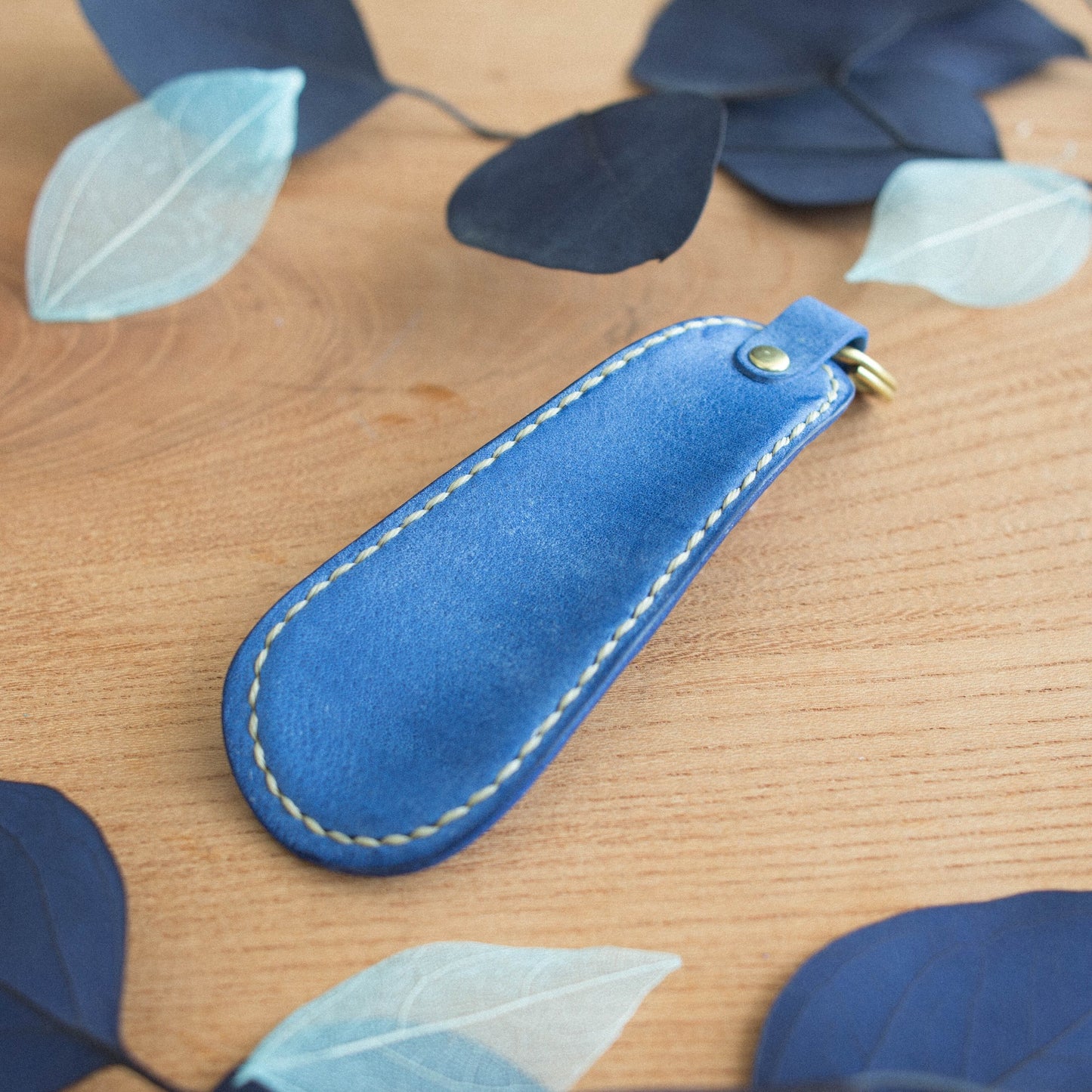 〔父の日ギフトに♪〕気まぐれレザーの靴べら・青空色《名入れ対応・送料無料》