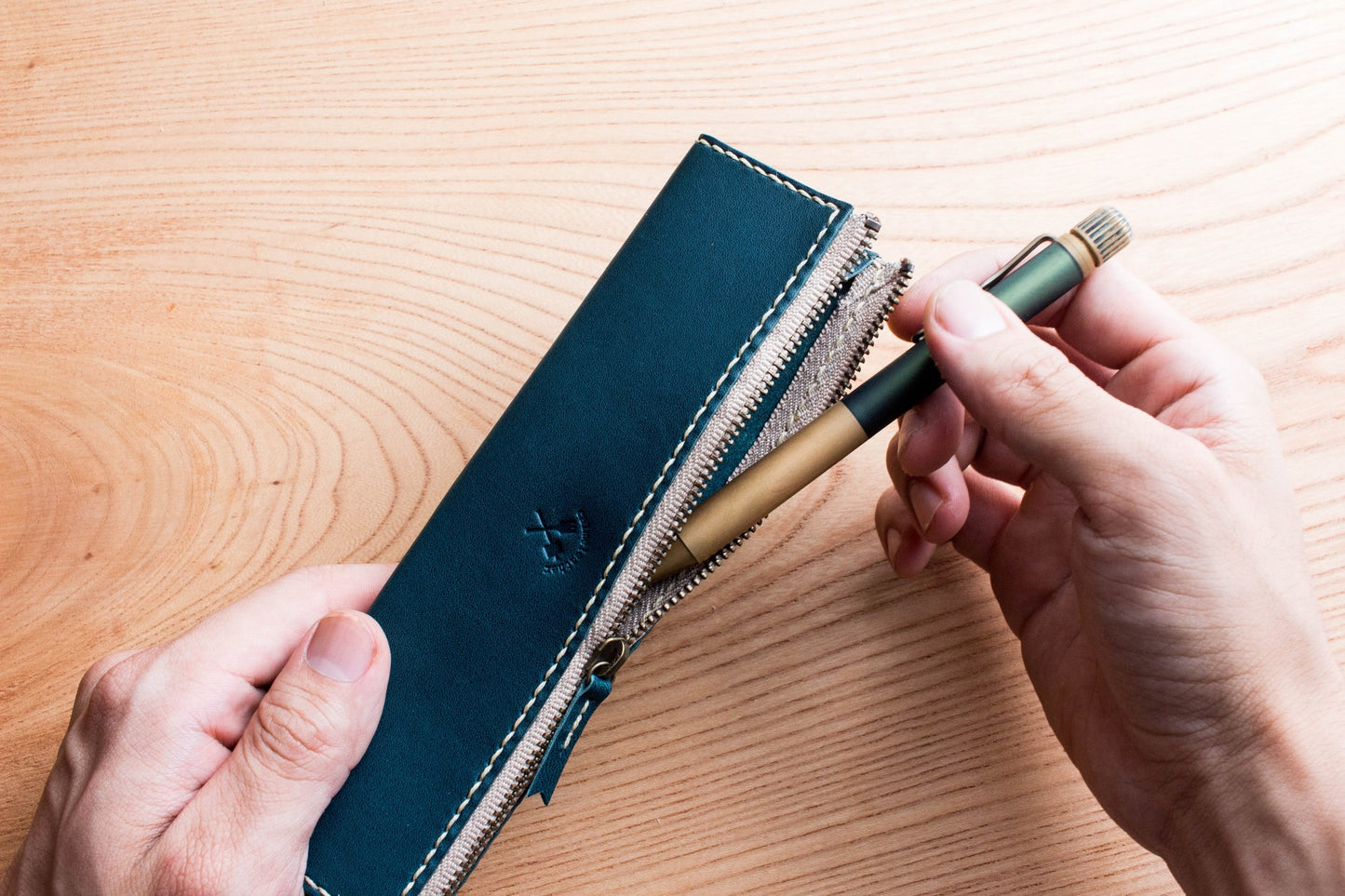 コンパクトでシンプルな本革ペンケース 　<名入れ対応>