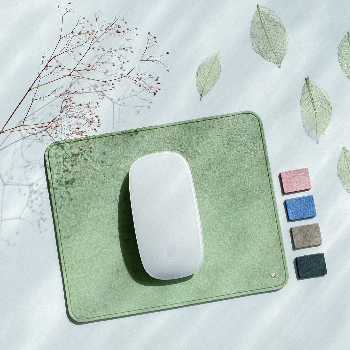 〔ハートデザイン♪〕気まぐれレザーのマウスパッド・若草色　<名入れ対応>