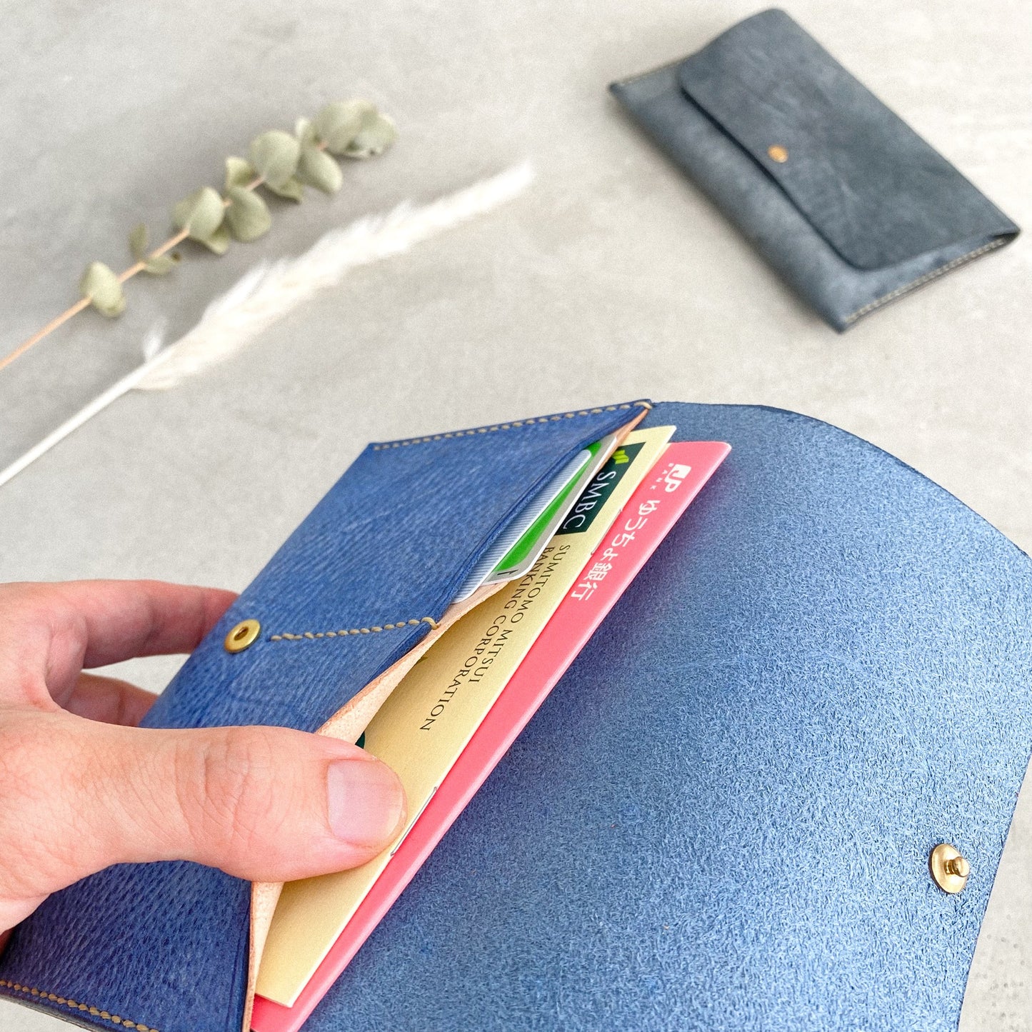 気まぐれレザーのパスポートケース《名入れ対応》