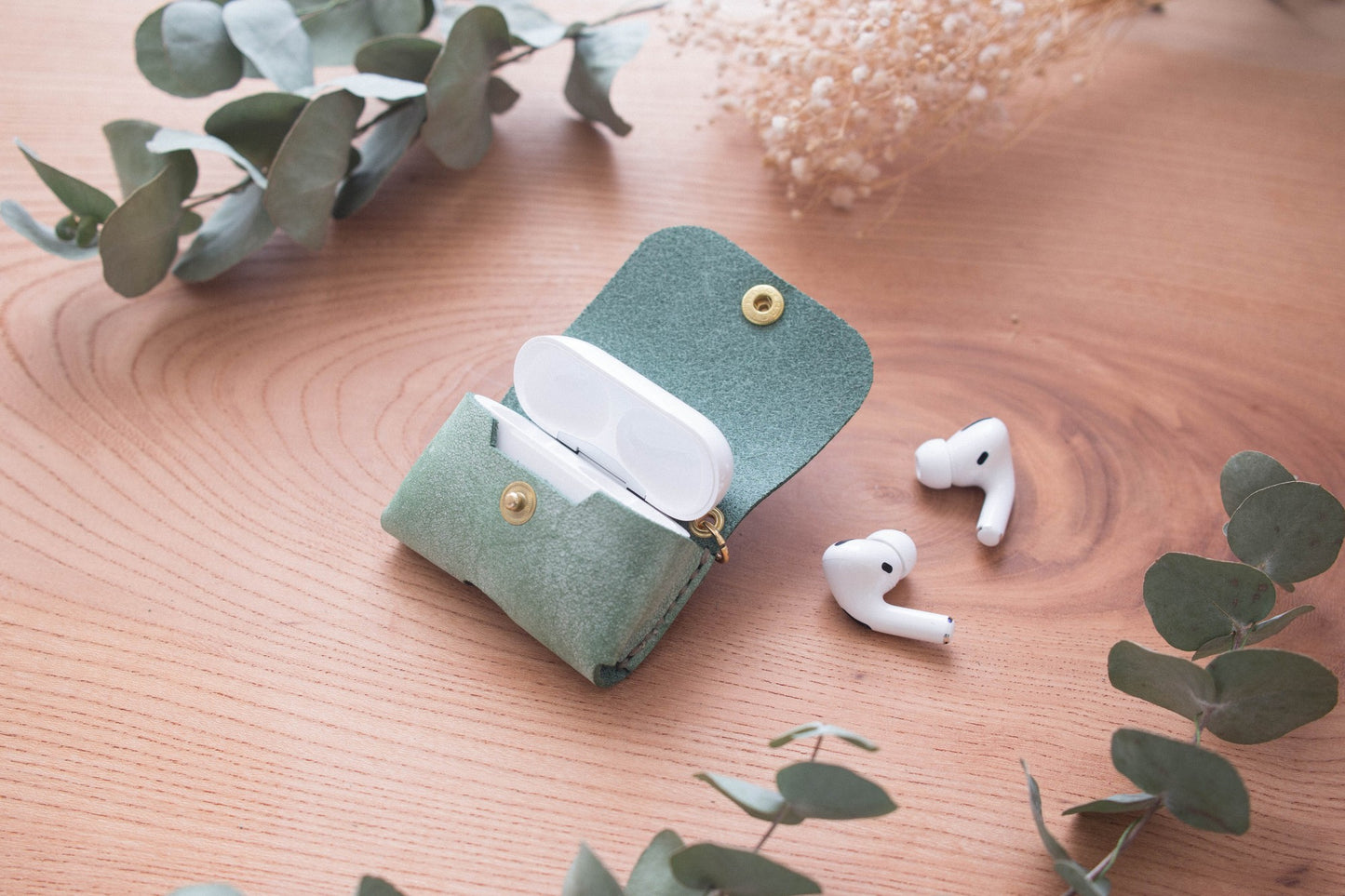 〔最新AirPods3対応!!〕気まぐれレザーのAirPodsケース《名入れ対応》