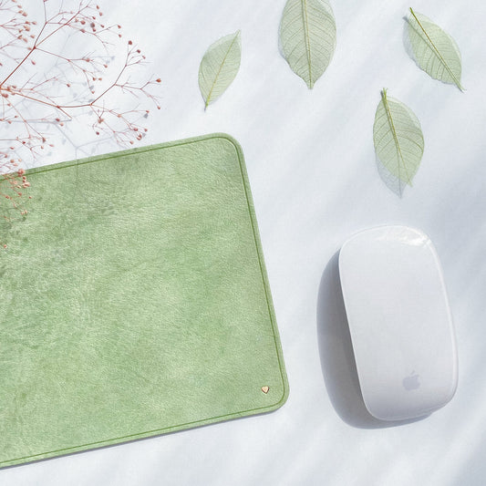 〔ハートデザイン♪〕気まぐれレザーのマウスパッド・若草色　<名入れ対応>
