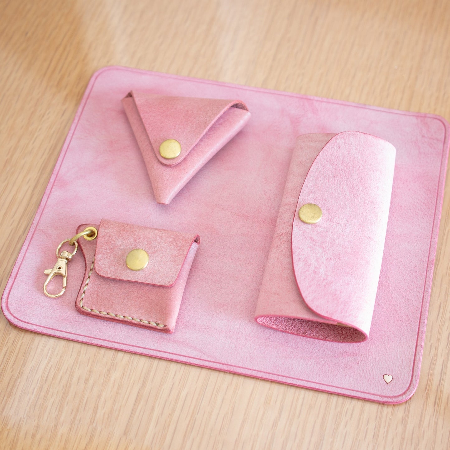 〔ハートデザイン♪〕気まぐれレザーのマウスパッド・若草色　<名入れ対応>