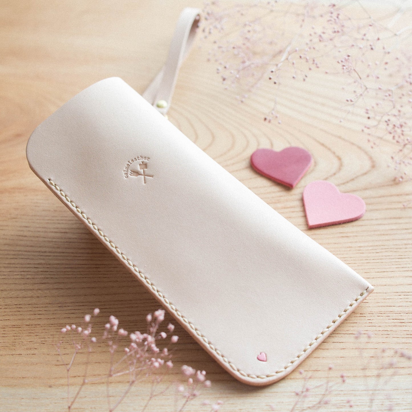 〔ハートデザイン〕カバンにかけれる本革のメガネケース・ヌメ革《名入れ対応》